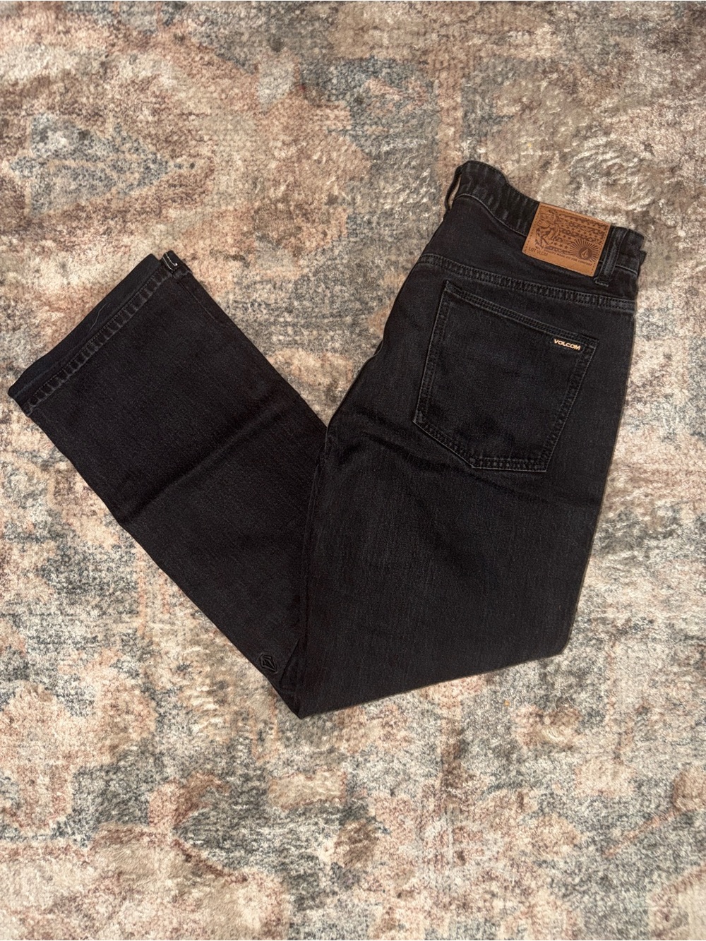Volcom Men's Black Modern fit